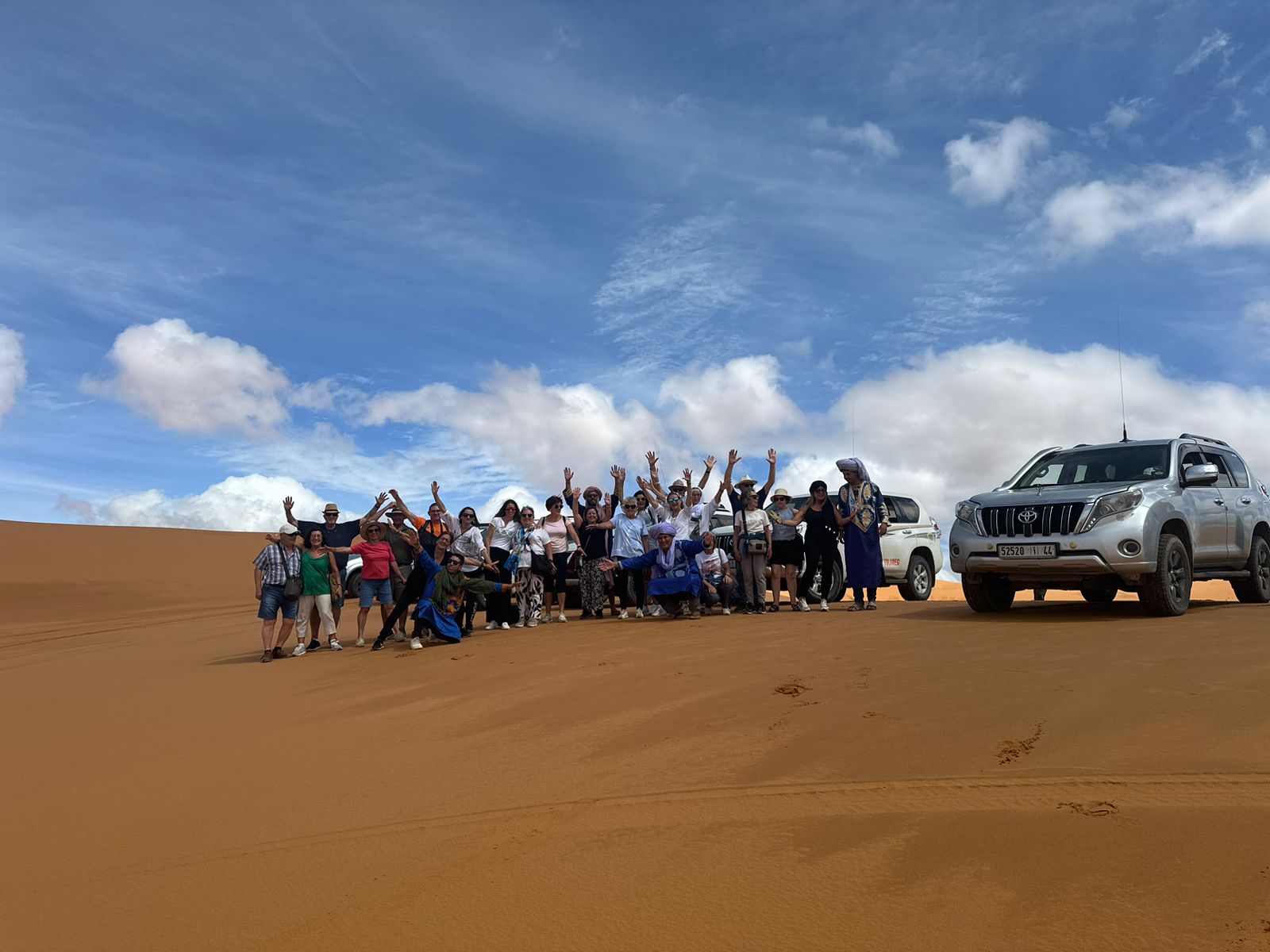 ¡Descubre Merzouga y las ciudades imperiales en un emocionante tour en 4x4! Vive una aventura inolvidable explorando paisajes únicos y culturas fascinantes. ¡Reserva ahora y haz realidad tu sueño de viajar!